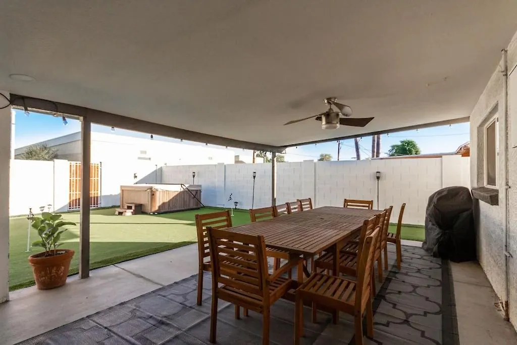 Holiday home Minutes Old Town Pool Spa Bikes Golf Green Scottsdale