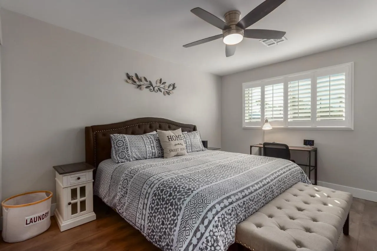 Holiday home Minutes Old Town Pool Spa Bikes Golf Green Scottsdale